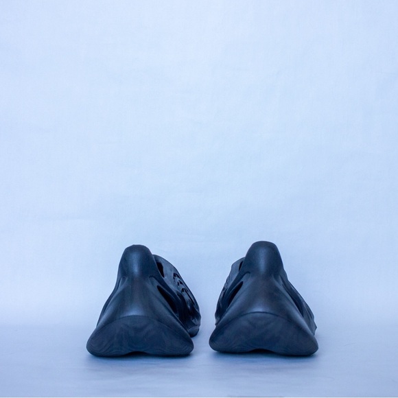 Size 8- adidas‎ Yeezy Foam RNNR Carbon main image 8